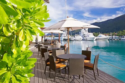 מסעדה בנמל ליד המרינה היפה באי אדן, סיישל